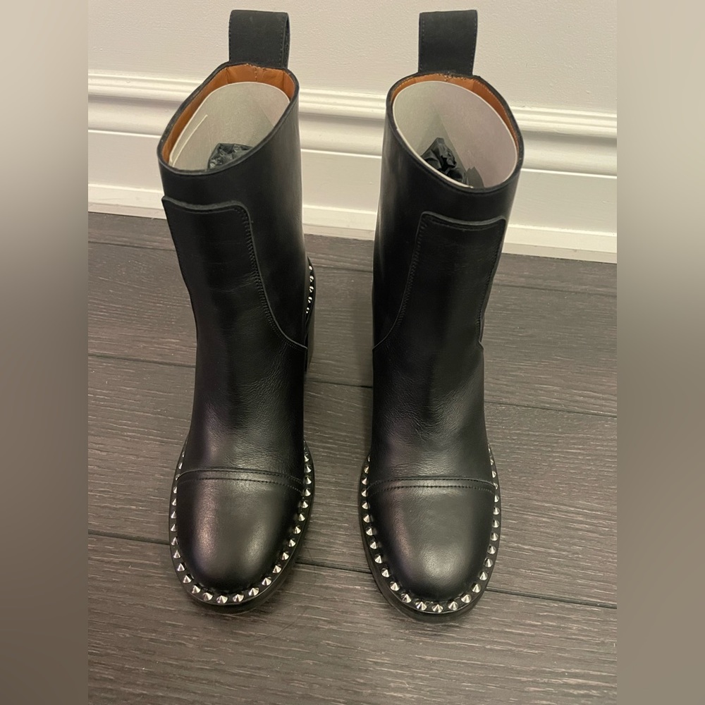 Zadig and Voltaire Chrome Low Boots
Size 6
Brand new with box and dust bags